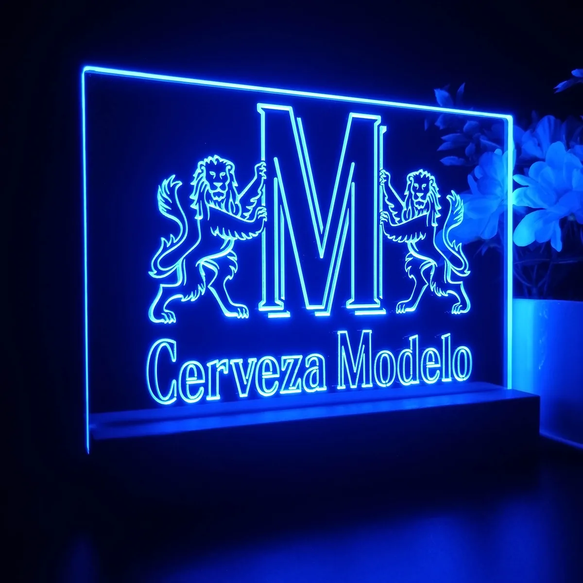 Modelo M Logo LED Desk Light